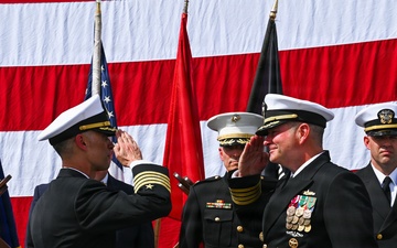 USS Anchorage conducts change of command ceremony