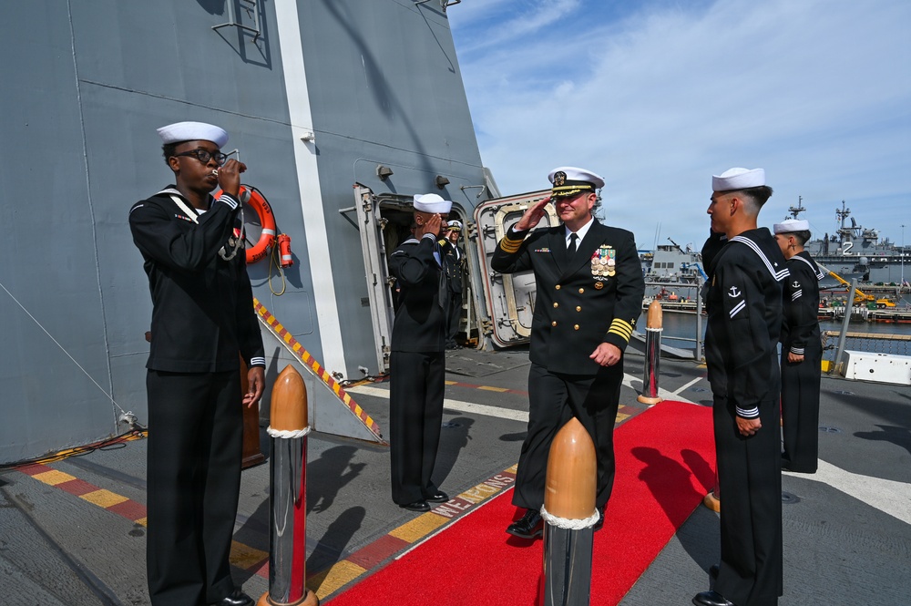 USS Anchorage conducts change of command ceremony