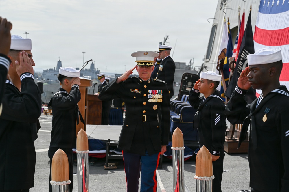 USS Anchorage conducts change of command ceremony