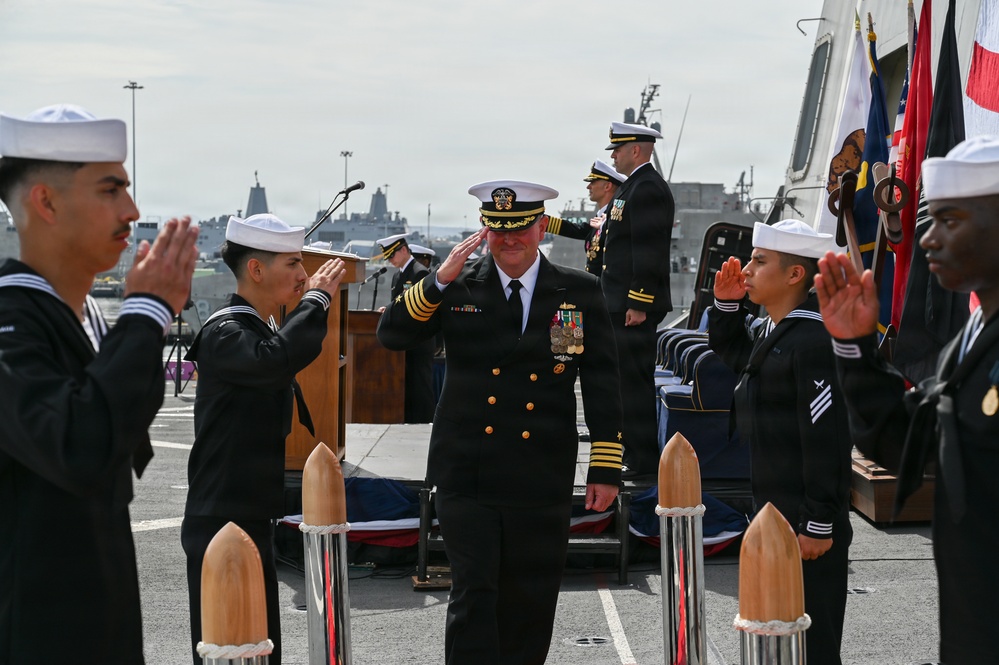 USS Anchorage conducts change of command ceremony