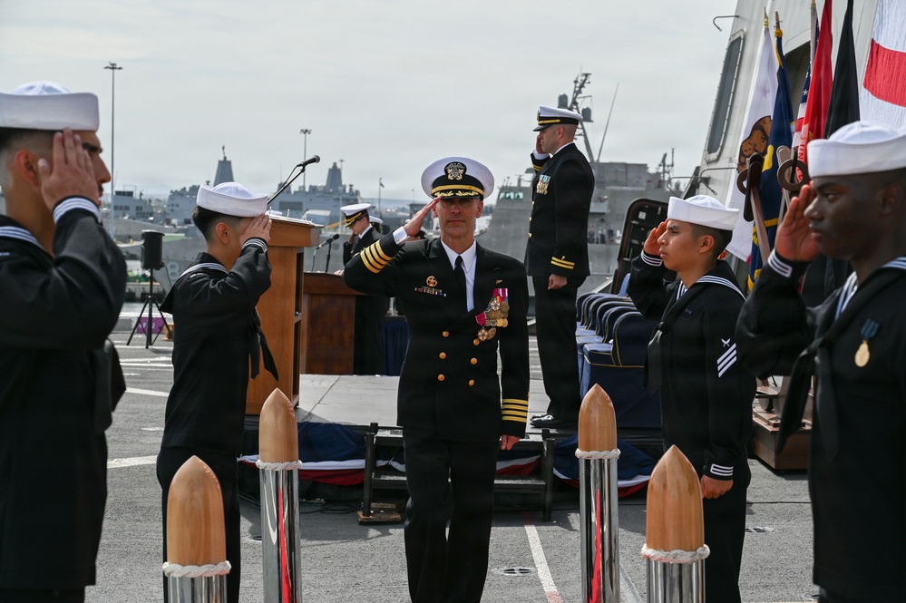USS Anchorage conducts change of command ceremony