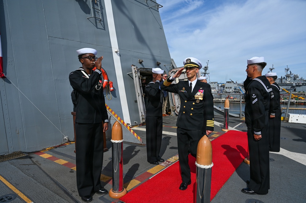 USS Anchorage conducts change of command ceremony