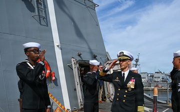 USS Anchorage conducts change of command ceremony