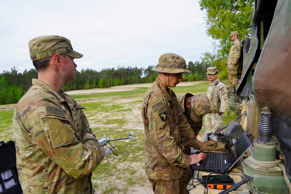 101st MFRC Soldiers operate Mobile Command Flight Station