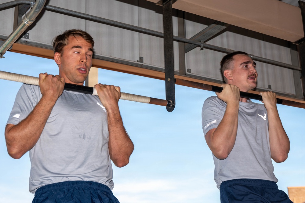Airmen Hang Tight During German Armed Forces Proficiency Badge Assessment