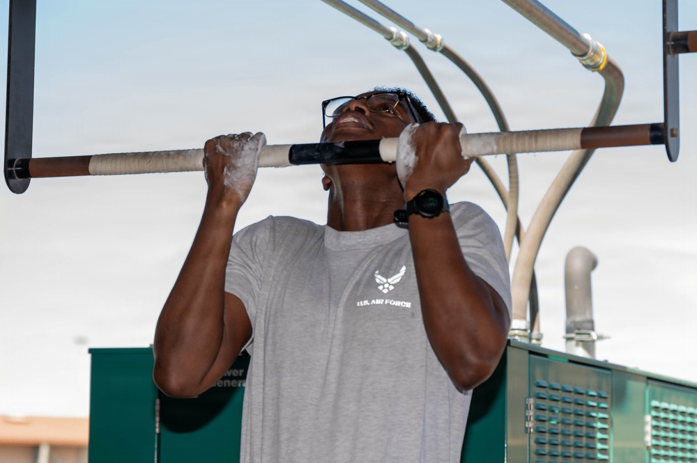 Airmen Hang Tight During German Armed Forces Proficiency Badge Assessment