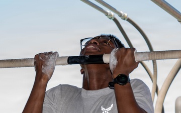 Airmen Hang Tight During German Armed Forces Proficiency Badge Assessment