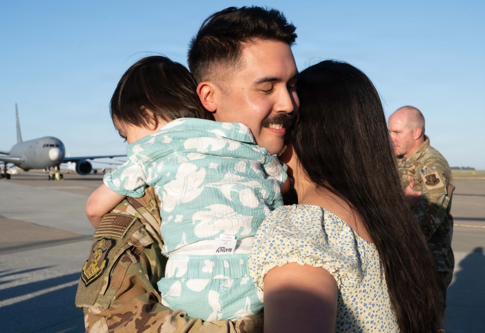 Travis welcomes Airmen home