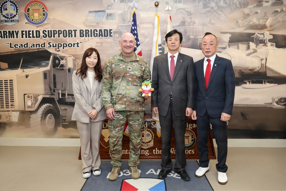 Chair of WMAC visited 403rd AFSB