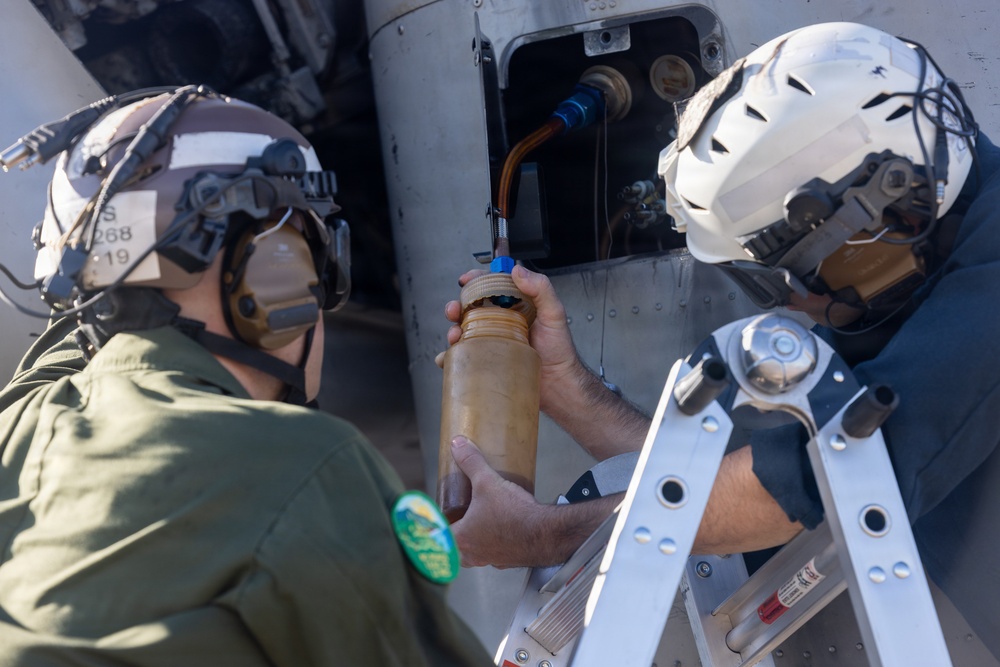 U.S. Marines with VMM-268 transport gear at RAAF Base Darwin