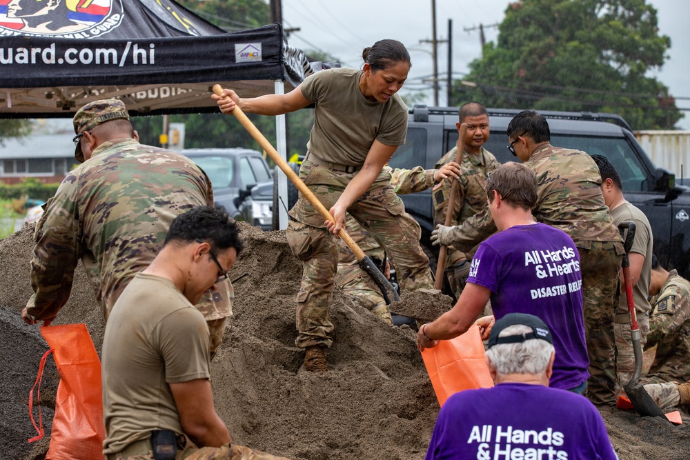 Hawaii National Guard assists Waialua community with severe weather preparations