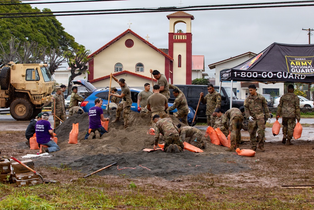 Hawaii National Guard assists Waialua community with severe weather preparations