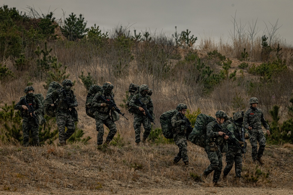 U.S. Marines and ROK Marines Air Insert During KMEP 26.1