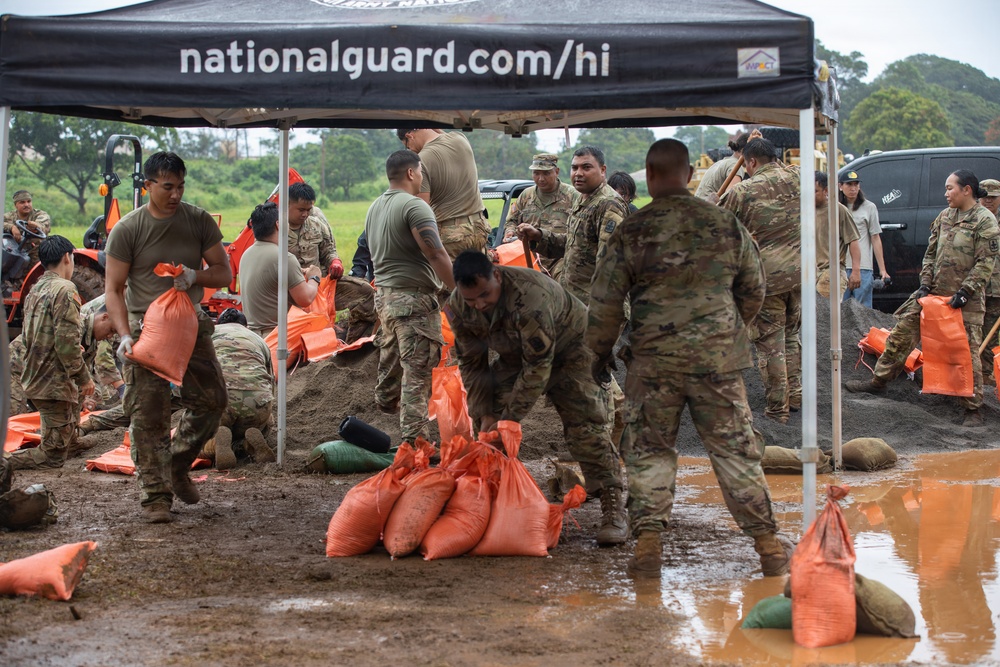 Hawaii National Guard assists Waialua community with severe weather preparations
