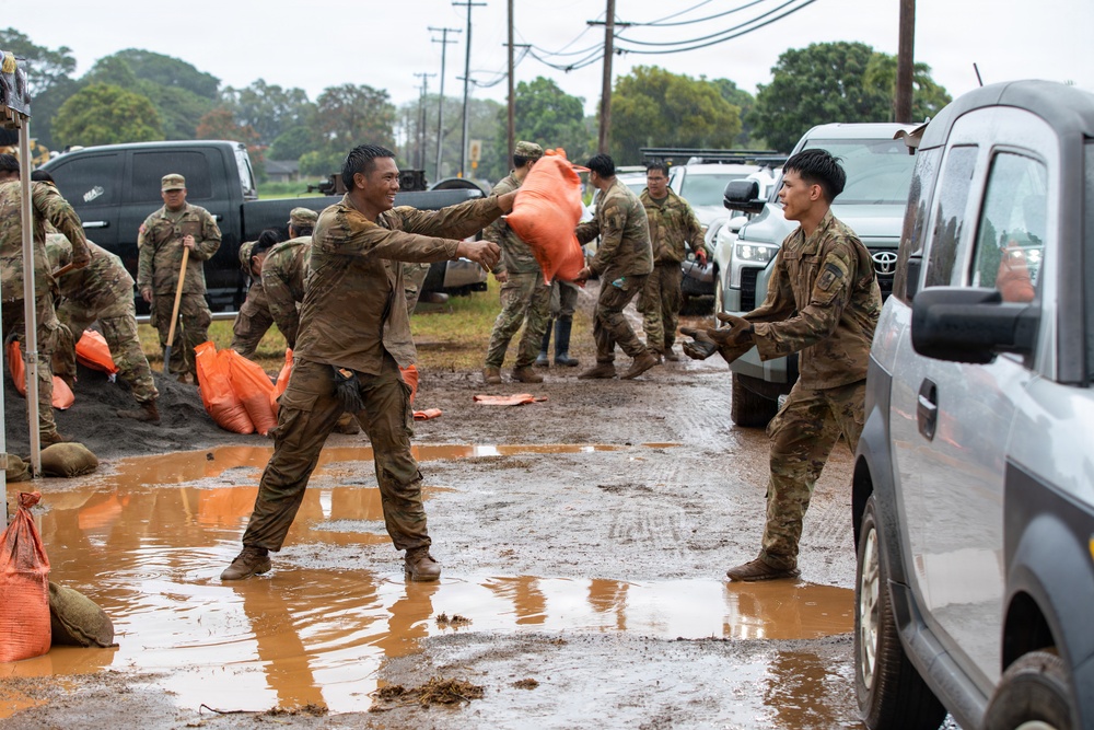 Hawaii National Guard assists Waialua community with severe weather preparations
