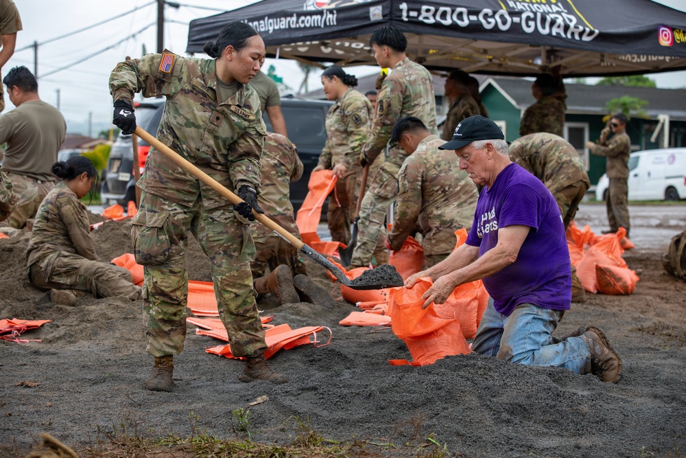 Hawaii National Guard assists Waialua community with severe weather preparations