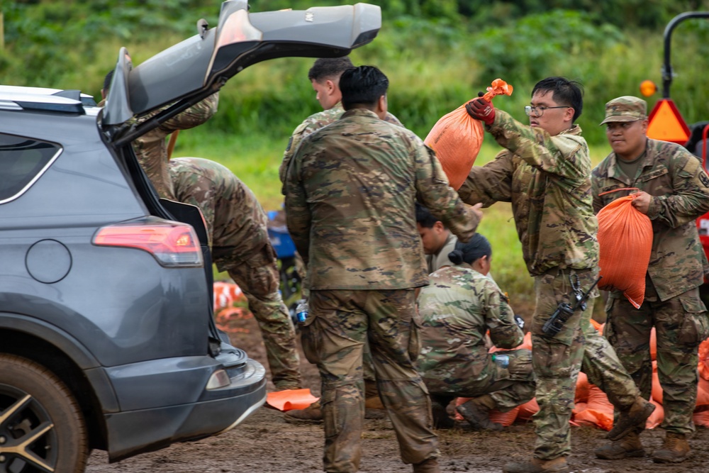Hawaii National Guard assists Waialua community with severe weather preparations
