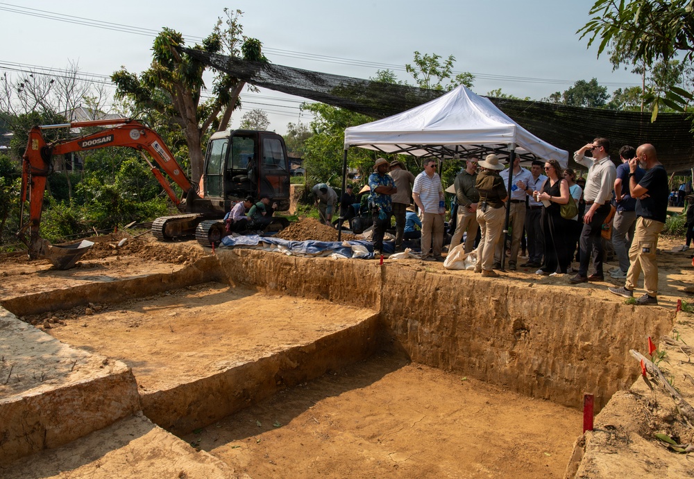 DPAA Gives Tour to Senate Armed Services Committee