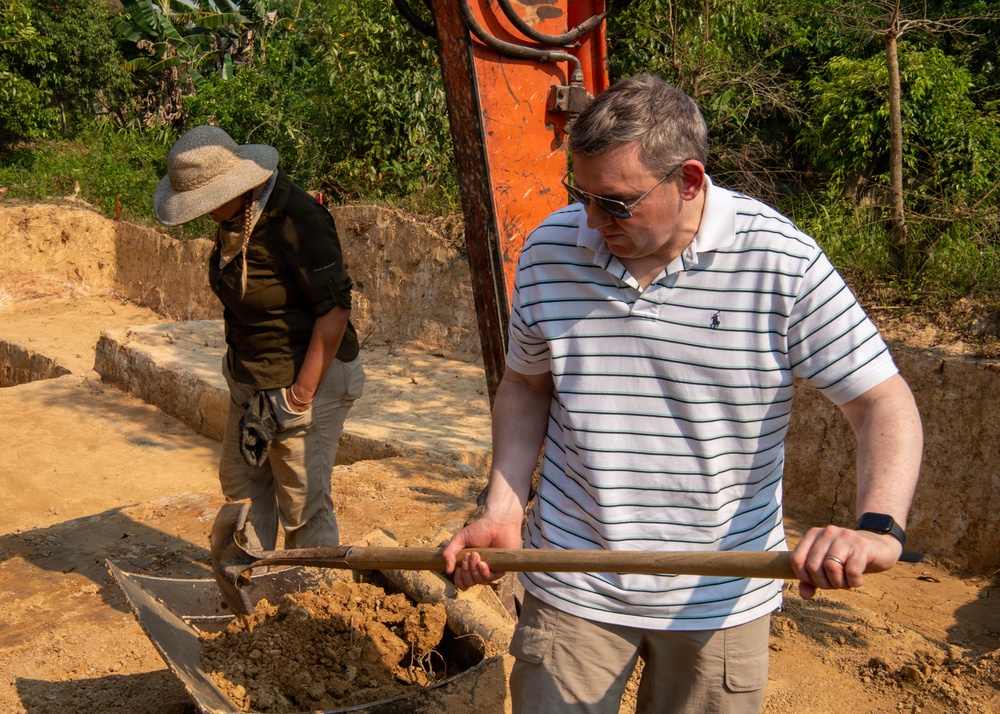 DPAA Gives Tour to Senate Armed Services Committee