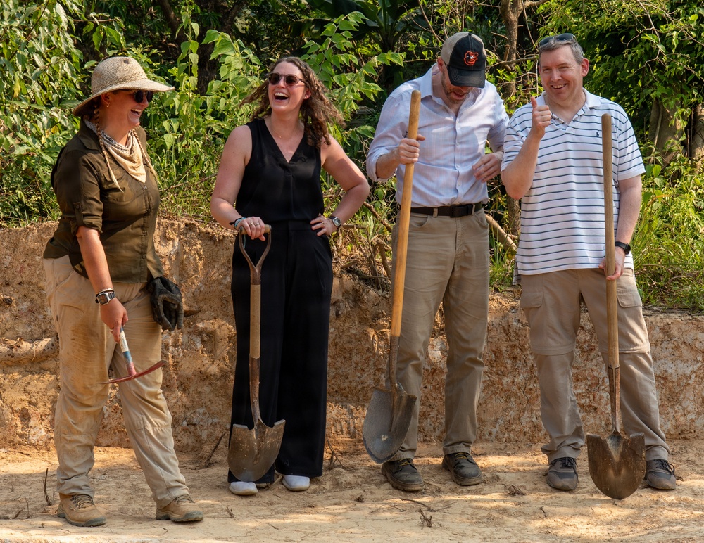 DPAA Gives Tour to Senate Armed Services Committee