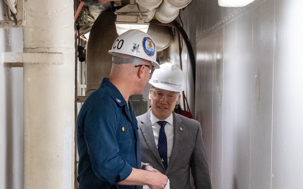 Under Secretary of the Navy Visits Stennis