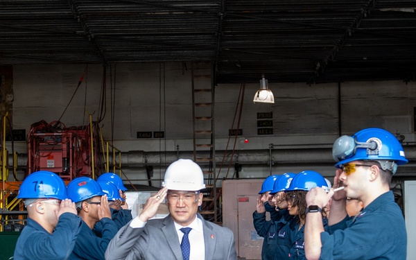 Under Secretary of the Navy Visits Stennis