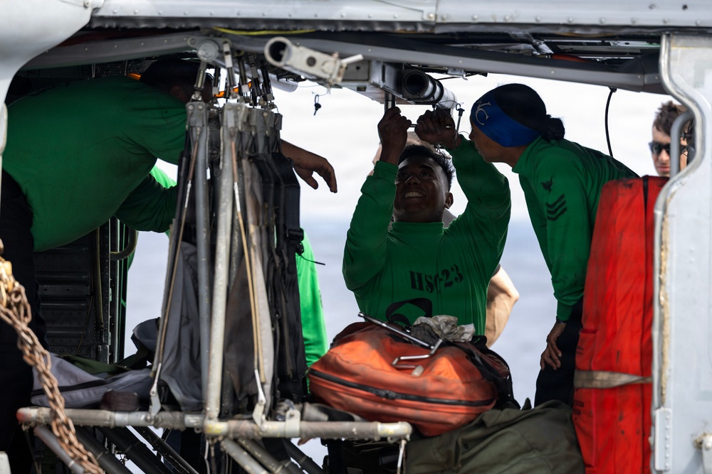 HSC-23 configures helicopters for Artemis II recovery