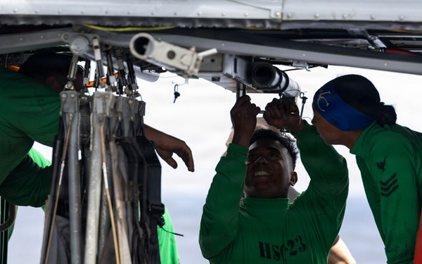 HSC-23 configures helicopters for Artemis II recovery