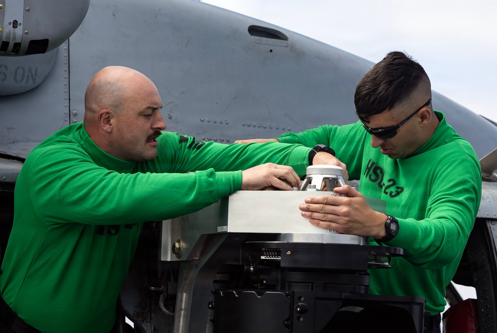 HSC-23 configures helicopters for Artemis II recovery