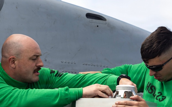 HSC-23 configures helicopters for Artemis II recovery