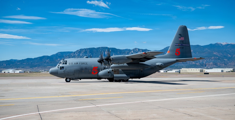 302d Airlift Wing provides exposure flight to UCCS AF ROTC cadets