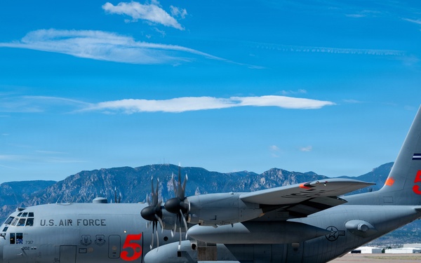 302d Airlift Wing provides exposure flight to UCCS AF ROTC cadets