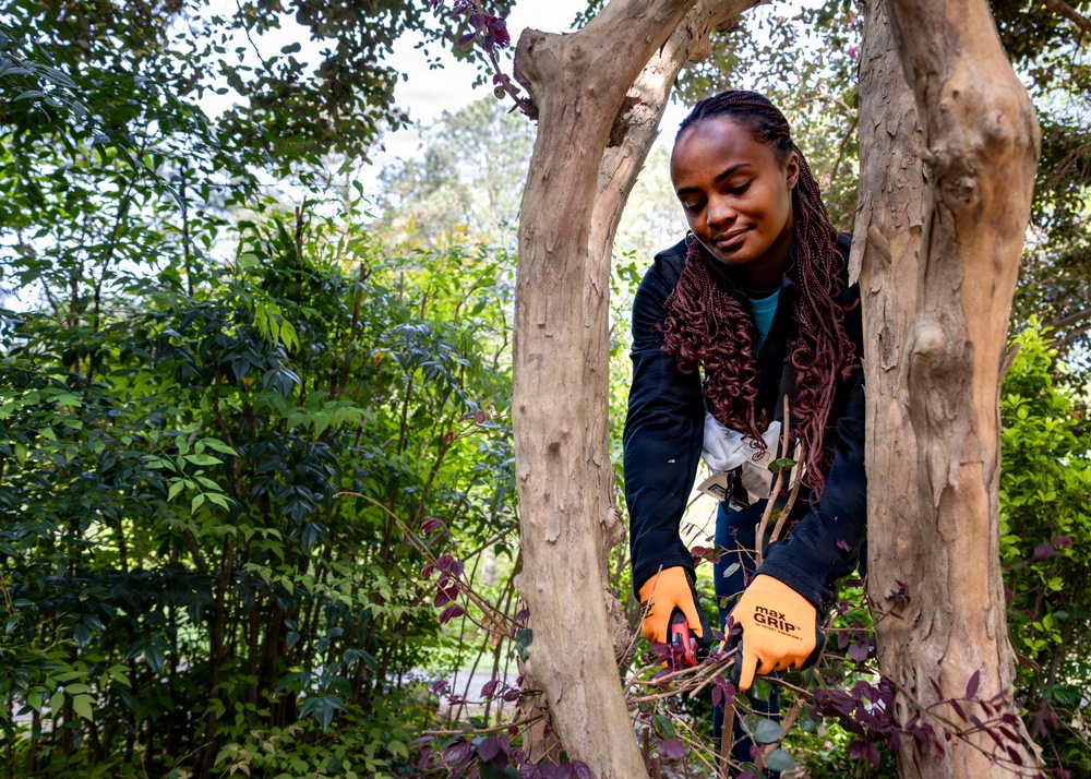 Serving the Community, Caring for the Earth: F-22 Demo Team Volunteers at Sandy Bottom Nature Park