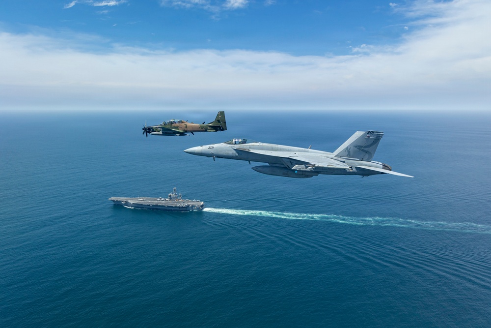 Armed Forces of Ecuador Conduct Bi-Lateral Air Defense Exercise with U.S. Navy
