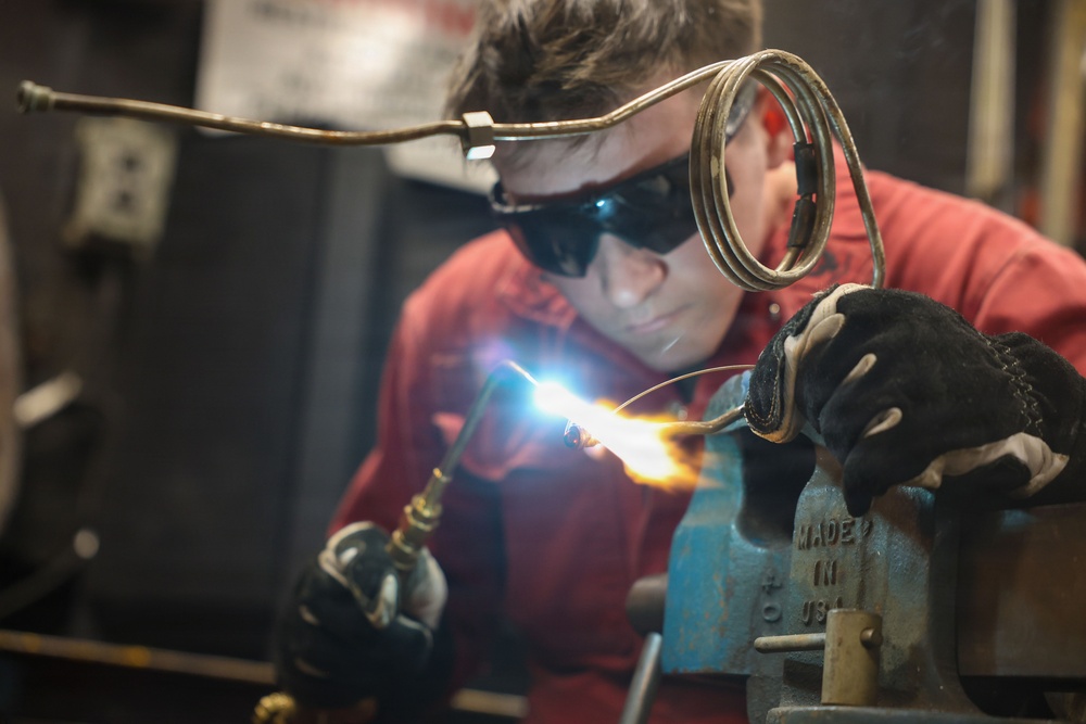 USS Boxer HT Conducts Routine Maintenance