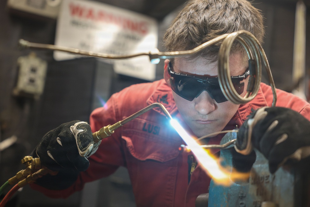 USS Boxer HT Conducts Routine Maintenance