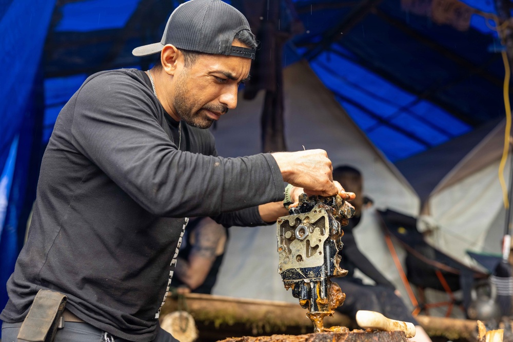 DPAA Mission 25-4 cleans fuselage component in Papua New Guinea