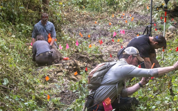 DPAA Mission 25-4 digs for metal in Papua New Guinea