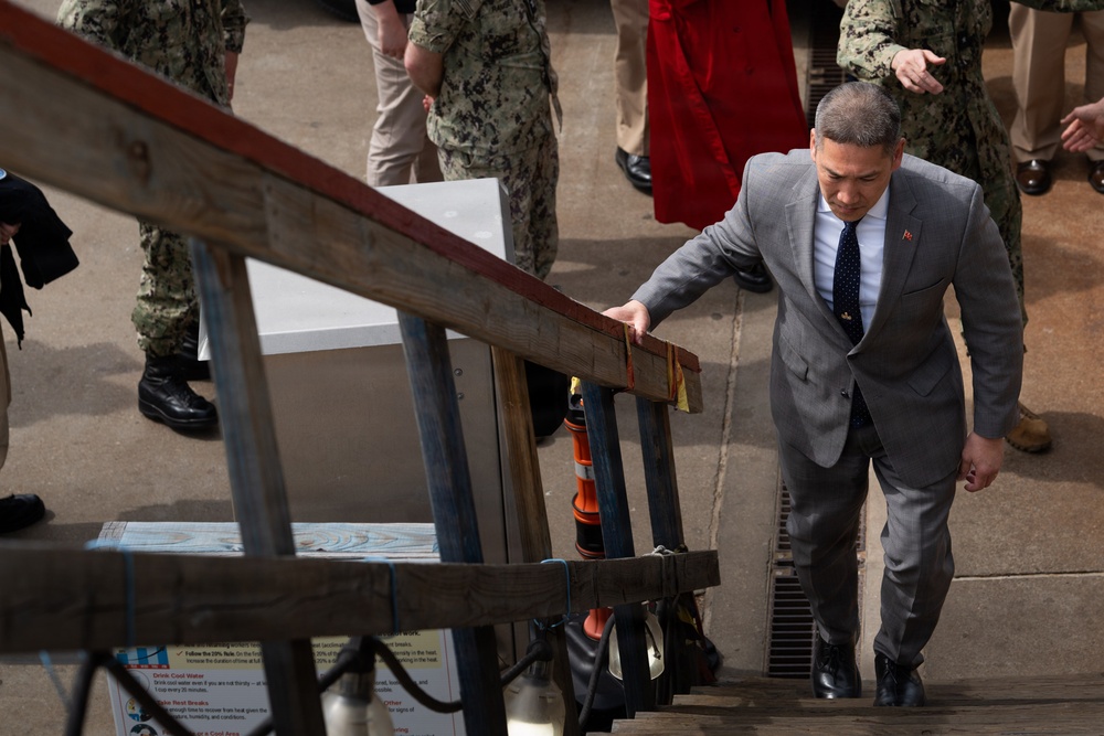 Under SECNAV Visits IKE