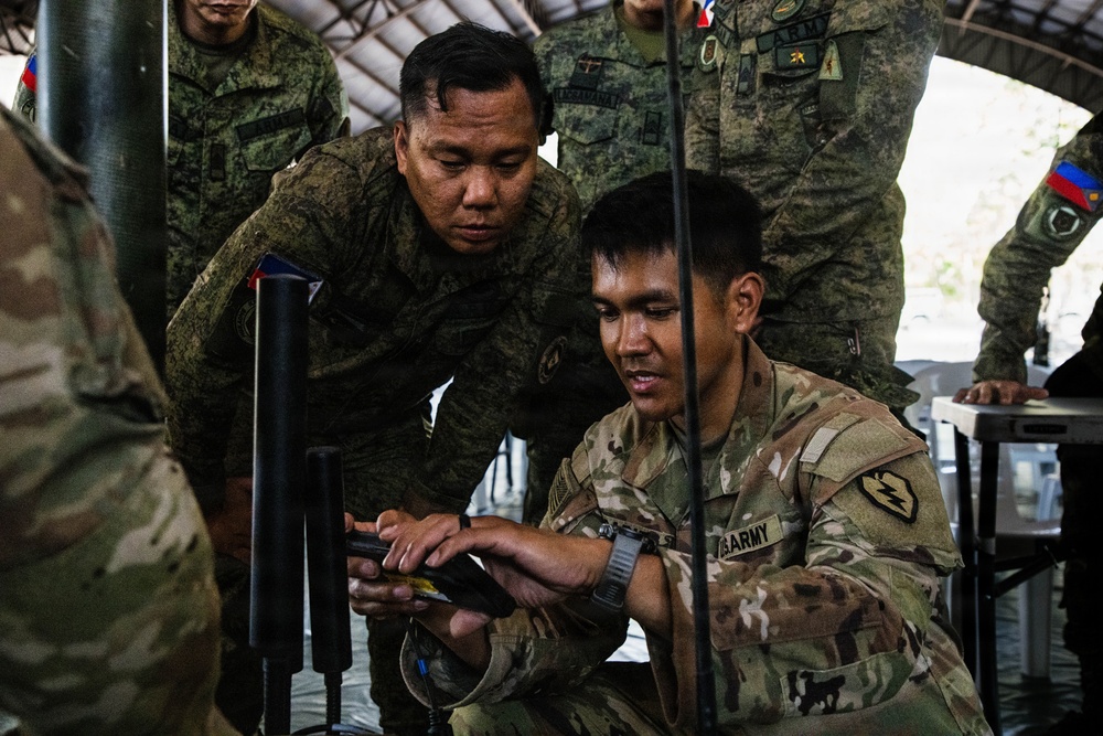 U.S. and Philippine Soldiers Conduct Electronic Warfare Training at Exercise Salaknib 2026