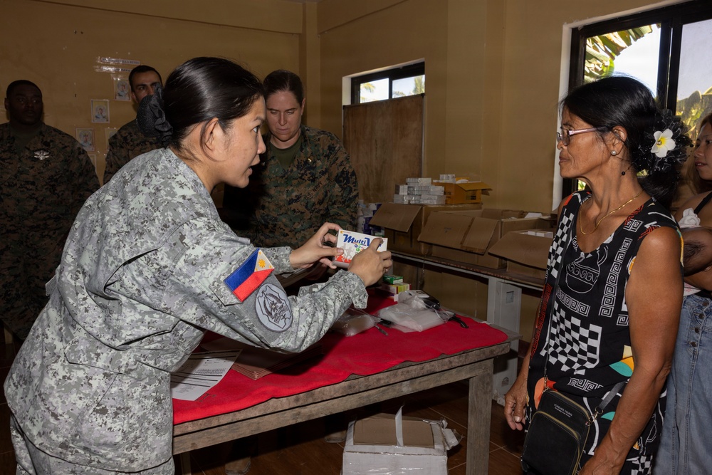 Balikatan 2026: U.S., Philippine service members provide medical care, training in San Narciso