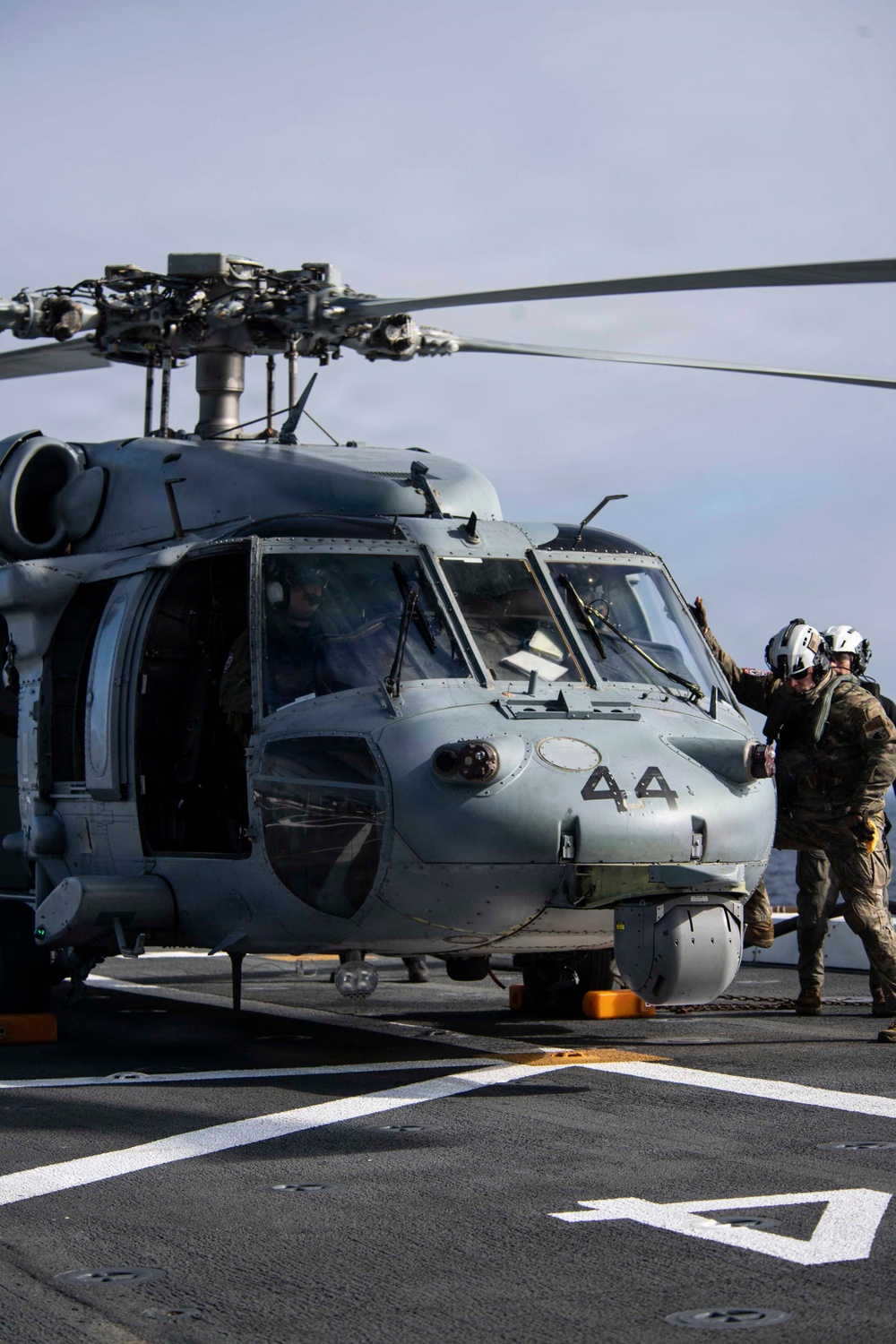 HSC-23 conducts flight operations with USS John P. Murtha ahead of Artemis II recovery