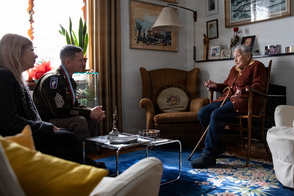 SETAF-AF presents Order of St. Michael to Italian WWII paratrooper Paola Del Din