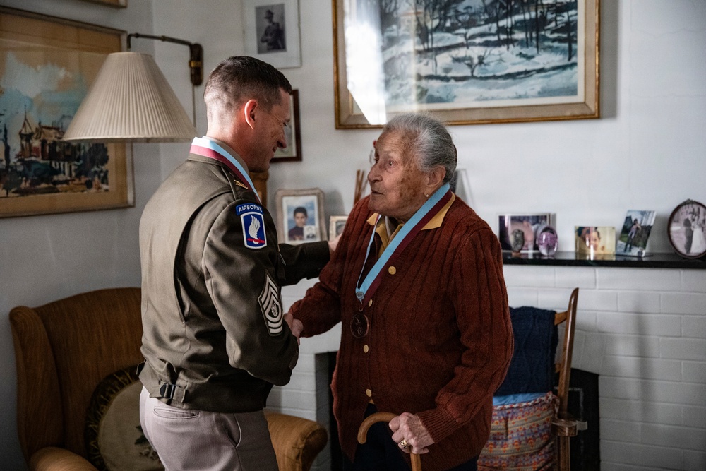 SETAF-AF presents Order of St. Michael to Italian WWII paratrooper Paola Del Din