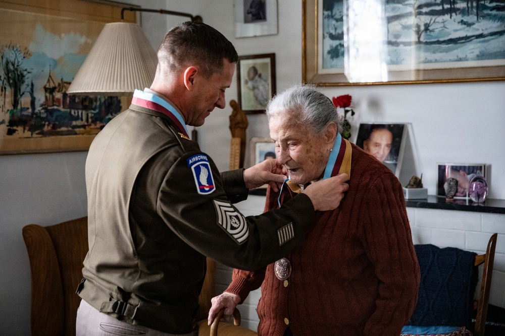 SETAF-AF presents Order of St. Michael to Italian WWII paratrooper Paola Del Din