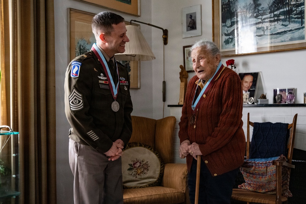 SETAF-AF presents Order of St. Michael to Italian WWII paratrooper Paola Del Din