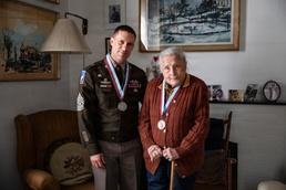 SETAF-AF presents Order of St. Michael to Italian WWII paratrooper Paola Del Din