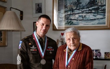 SETAF-AF presents Order of Saint Michael to Italian WWII paratrooper Paola Del Din