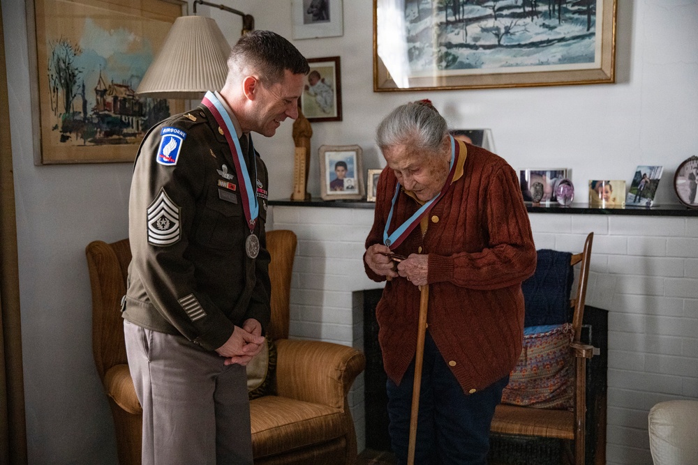 SETAF-AF presents Order of St. Michael to Italian WWII paratrooper Paola Del Din