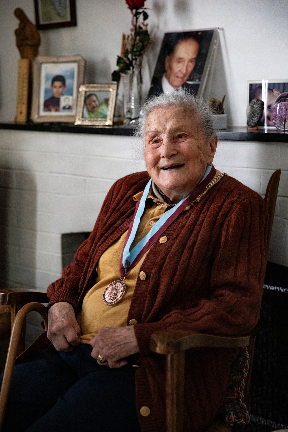 SETAF-AF presents Order of St. Michael to Italian WWII paratrooper Paola Del Din